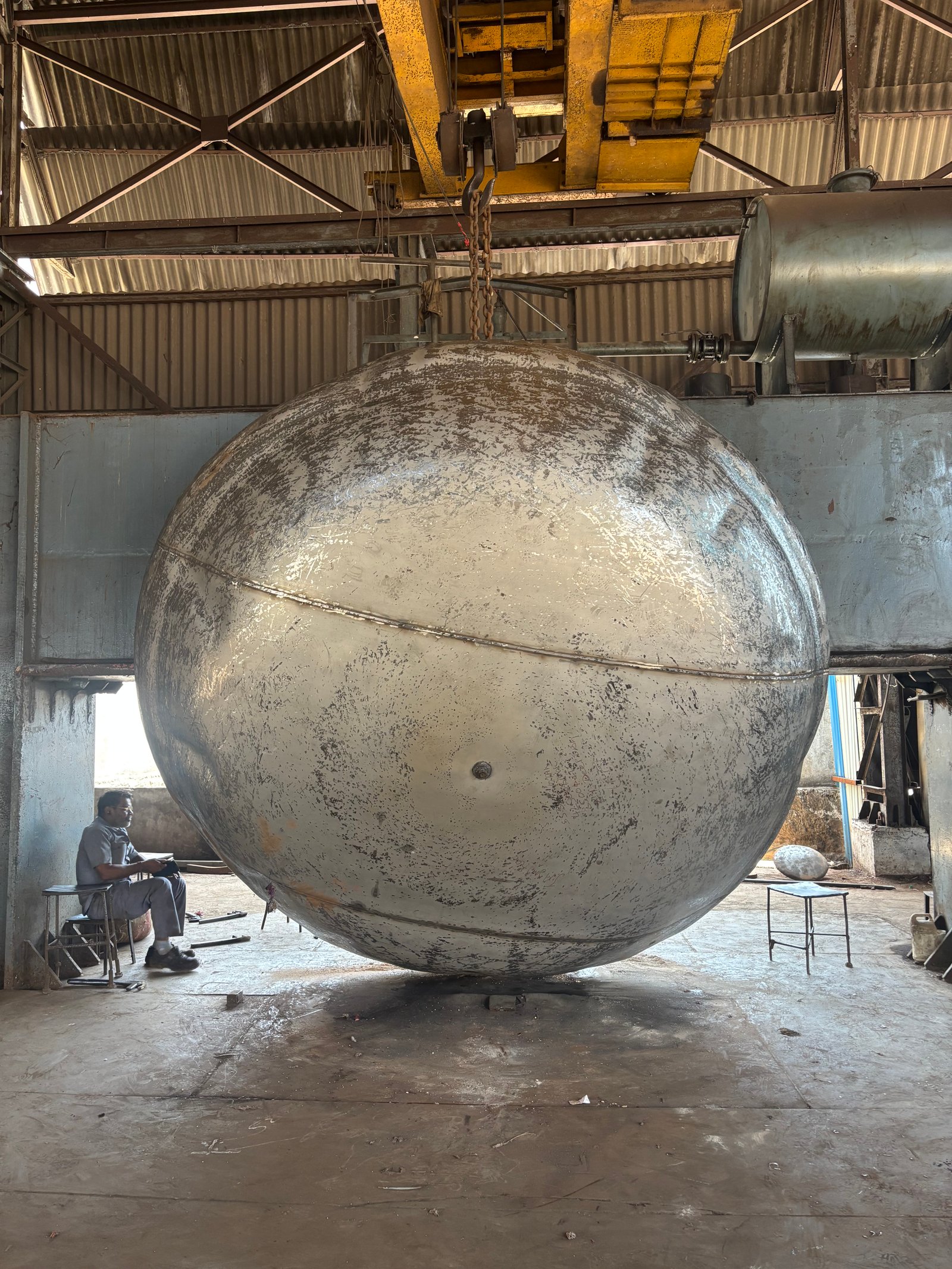 EOT crane lifting steel plate for hydraulic press