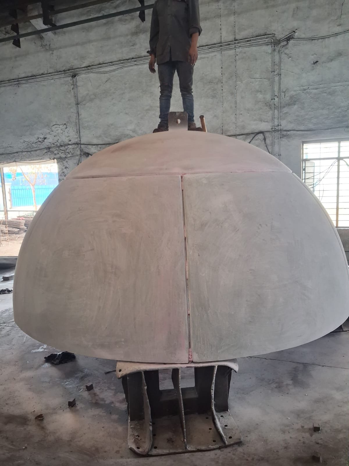 Fully assembled large hemisphere dished end by petal construction method